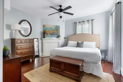 Image de Blackberry Suite 3br 2ba | Steps to King St!