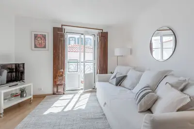 Image de Light Filled Typical Apt at Alfama, by TimeCooler