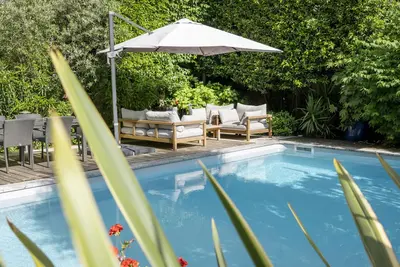Image de Villa avec Piscine Bordeaux centre, jardin au calme, climatisé