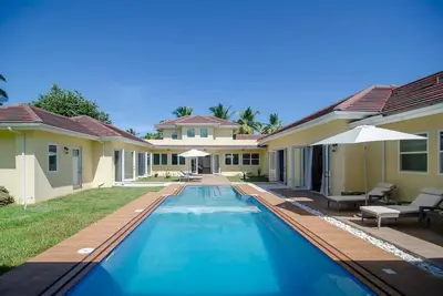 Luxury 5-bedroom villa in exclusive oceanfront complex