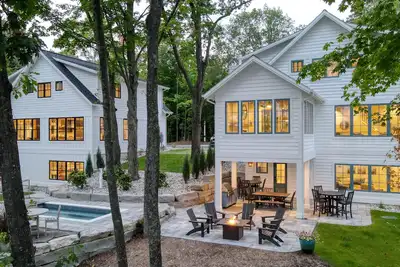 Image de Traverse City Lakemore Resort, Side by Side Luxury Lakefront Homes on Arbutus Lk