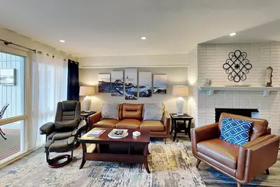 Image de Spacious Condo w. Deck, Pool Access-Steps from the Beach