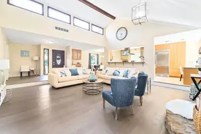 Image de Close to Trilith & Airport! Fenced yard! Walk to shops!