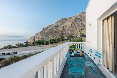 Image de Aislin House: Where Beachfront Bliss Meets Santorini Charm!