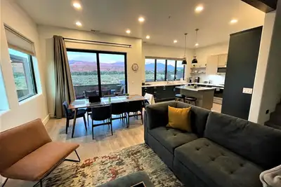 Image de Luxury 4 bedroom twin home, beautiful views. Private hot tub. Covered patio.