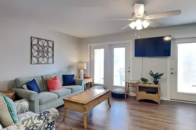 Image de Enjoy the Fresh Sea Breeze from Your Covered Balcony - Easy Walk to the Beach!