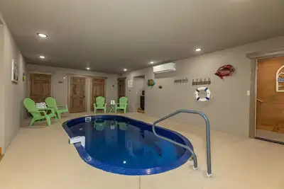 Image de 4br, indoor pool, hot tub, game room!