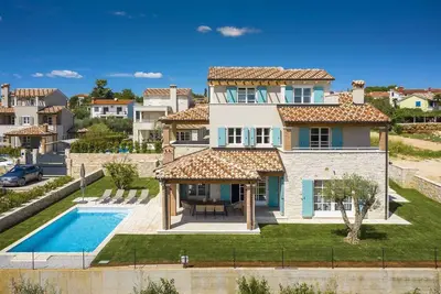 Image de Villa avec piscine et jardin