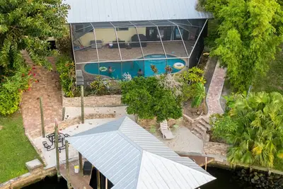 Image de Waterfront oasis with private heated & screened pool, dock w\/boat lift. 3br\/2ba