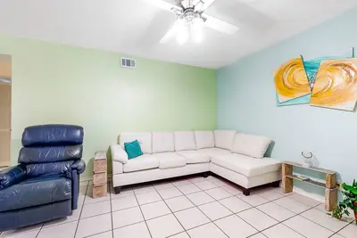 Image de Ground-Floor Getaway w\/ Free WiFi, Central A\/C, Washer\/Dryer, & Shared Pool