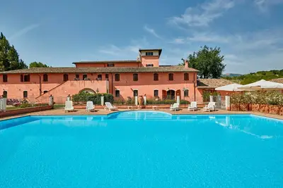 Image de Bel appartement avec piscine, Wifi, Tv, balcon, animaux admis et parking, près de Spolète