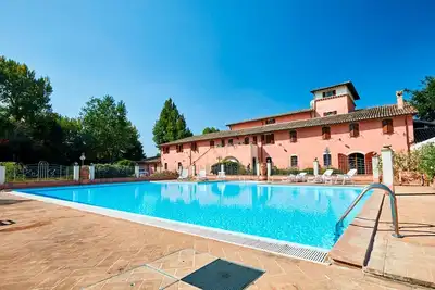 Image de Agréable appartement avec Wifi, piscine, Tv, balcon, animaux admis et parking, près de Spolète