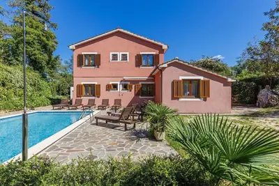 Image de Joli appartement avec Wifi, climatisation, piscine privée, Tv, patio, animaux admis et parking