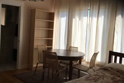 Image de Has a huge deck, Bbq, Table, Chairs
