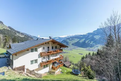 \"Ferienwohnung Helena\" à proximité des stations de ski de Penken et d'Ahorn avec vue sur montagne