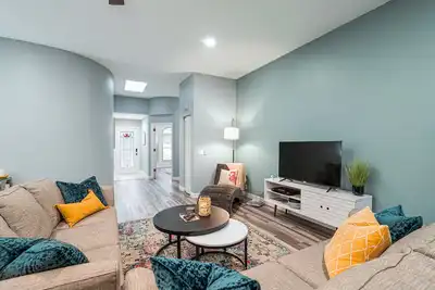 Image de Cozy Retro Chic Sarasota Home