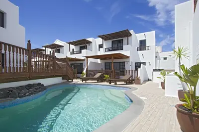 Image de Belle maison à Costa Teguise, toit-terrasse avec vue sur la mer et piscine privée