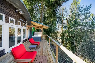 Image de Unique, Dog-Friendly, Riverfront Cottage w\/ Free WiFi, Views, & Hot Tub