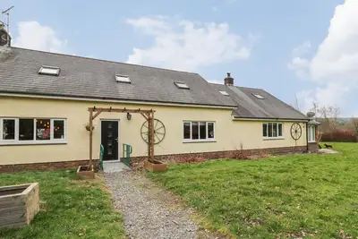 Tynewydd Fields, pet friendly, with pool in Cross Inn