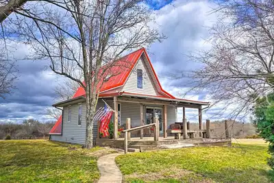 Image de Vivid 'Cedar Ridge' Cabin ~ 23 Miles to Wichita!