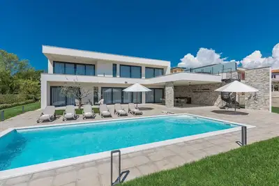 Image de Maison de vacances moderne à Novigrad avec piscine