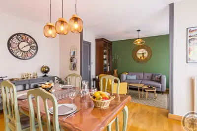 Image de Appartement spacieux, lumineux avec balcon, ascenseur et toutes commodités à Granville
