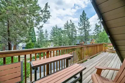 Image de Lake Views - New A/C - Steps to Lake. Hot Tub! Walk to Village.
