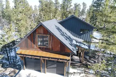 Image de New Cabin In Powder House Pass, Full of Windows, Fireplace, Firepit, Hot Tub!