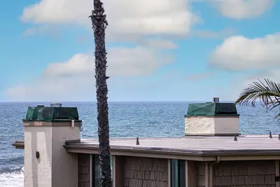 Image de One-Bedroom Haven with Beautiful Peek Ocean Views and Lush Gardens!