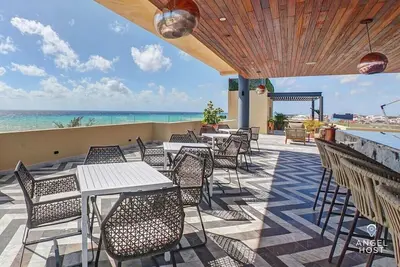 Image de Rooftop Pools, Oceanview, Steps to 5th Ave & Beach
