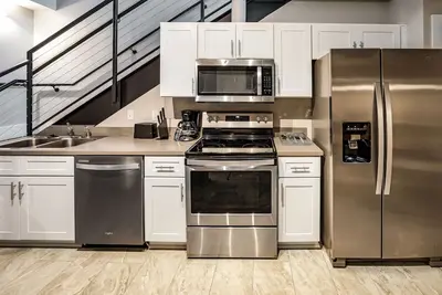 Image de Modern Apartment w/ Amazing Downtown Location by Lucky Savannah