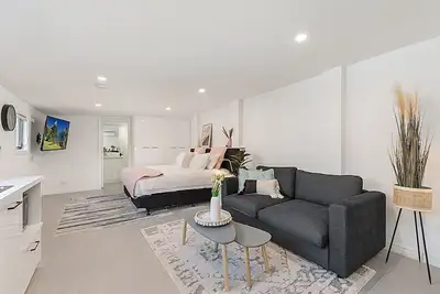 Image de Comfy Studio near Racecourse, Dining & Cbd Trains