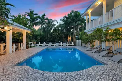 Image de Luxe Mansion/10min Walk Beach/Gameroom/Heated pool