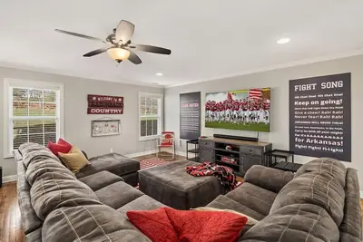 Image de Pig Sooie Porch - Steps to Razorback Stadium-UofA