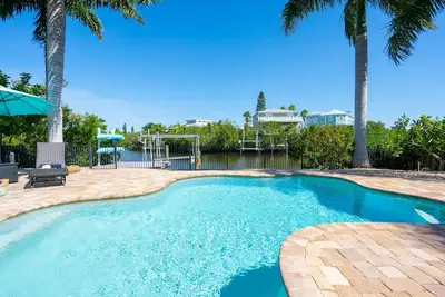 Image de The Salty Beach Cottage: Canal-front pool home with local personality!