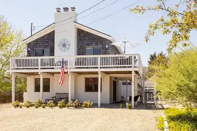 Image de Experience quaint seaside living in this charming Montauk home with a Lux. . .