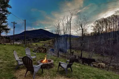 Image de Serene Pine Tree Meadows Cottage w\/ Stunning Views