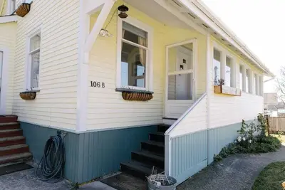 Image de Historic 1930's Cottage Overlooking Crescent Harbor