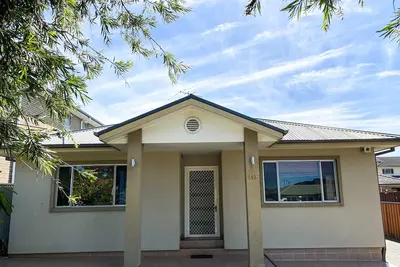 Image de This one storey house has 5 bedrooms and 2 full bathrooms