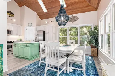 Image de Enjoy this golf course view home from the screened in porch; recently renovated floors