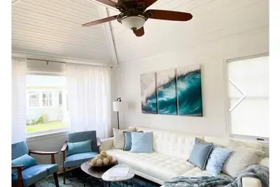 Image de Stay here! -Newly Renovated Beach House (steps to beach)