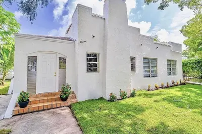 Image de La Maison Blanche *Cozy Home w/ Hot Tub* Great Location.