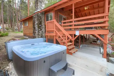 Image de Acorn Alley Inside Yosemite - Dog Friendly! w/Hot tub, Fire pit, Ev Charger