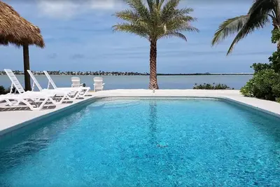 Image de Beautiful quiet neighborhood. Sunsets! Huge pool! 10 min to Key West