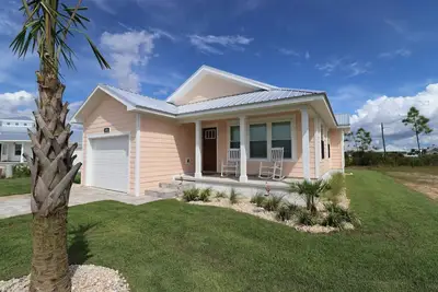 Image de Pink Flamingo, 3bd/2ba W/Fenced In Backyard In Quiet Neighborhood! Community Pool!