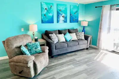Image de 2 Large Bedrooms, Double Oceanfront Balcony, Full size kitchen, Pool!