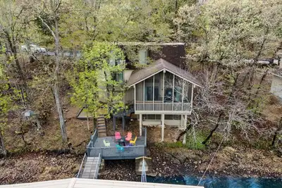 Image de Lake front property with huge dock connected to Margaritaville