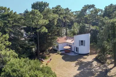 Image de Villa + pavillon avec pinède, terrasse, grande pelouse et accès direct à la mer