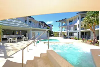 Image de Waterline, Direct Poolside Apartment