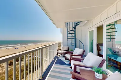 Image de Top Deck - Luxury Oceanfront Top Floor w/Rooftop Sundeck, Pool, Elevator, Near Downtown Cb